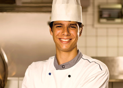 Jeune cuisinier avec wok Jeune cuisinier avec wok